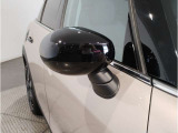 フロントタイヤより前の重量をなくし、車の運動性能を高めております。フロントタイヤから鼻先までが短いため、数値にてあらわれる「最小回転半径」より、小回りが利くことを実感いただけると思います。