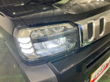 白く明るい光で夜間走行をサポートするLEDヘッドランプを搭載