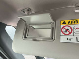 サンバイザーに鏡がついてますので車から降りる前に身だしなみチェック出来ます。