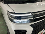 白く明るい光で夜間走行をサポートするLEDヘッドランプを搭載