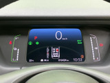 必要な情報を一目で確認できるシンプルなデザイン。視認性の高い表示で、安全運転をサポートします。ドライビングに集中できる工夫が凝らされています。