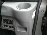 使いやすい運転席側ドリンクホルダー!
