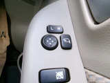 電動格納式ミラーなので、対向車などとのすれ違い時にも便利です。また、ドアロック連動で自動格納します。