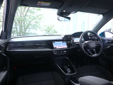 内装はシンプルに使い勝手を考え作られています。お車を運転する感覚をダイレクトに体感して頂けます。室内も広くロングドライブにも快適にお過ごしいただけます。