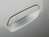 キーをポケットやバッグに入れておけば、ドアノブに触れるだけでロック/アンロックができるスマートキー!