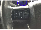 運転中目線を変えずにオーディオの操作ができるステアリングスイッチです