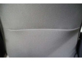 シートバックには便利なポケットを装備しています。車内に散らかりがちな細々としたものやタブレット、雑誌などを収納出来るのでスッキリ片付きます。