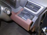 運転席にカップホルダーを装備しております。