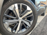 ●純正アルミホイール:輸入車ならではの卓越した走りを支えるホイールと足回りです!日本車の走りに慣れている方にもぜひ体感して頂きたいほど、高いレベルでまとまっています!