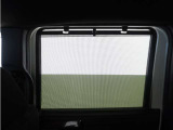 ◆スクリーンサンシェード◆リアドアに装備されています。日差しを和らげ、プライバシーの保護にも役立ちます。後部座席にお子様を乗車させるときも、ゆっくりお昼寝できます♪