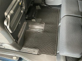 しっかりと汚れ、砂ぼこりを落とし足元まで清潔な車内空間を作り上げております♪