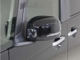 ◆ドアミラーウインカー◆ドアミラーにウインカーを装備しています。対向車に自身の進行方向を合図し安全に運転できます。