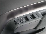 車の基本装備のひとつのパワーウインドウです。オート機能もあって、押し方の強弱で調整も出来ます。