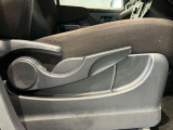 運転席はご自身の適切な運転ポジションへ移動可能なラチェットが付いております。
