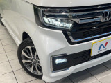 【LEDヘッドライト】悪天候や夜間走行時も良好な視界を確保し安心して運転できる高輝度LEDヘッドライトを装備!点灯速度が早く、消費電力も抑えられています。