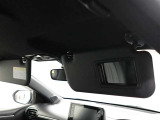 運転席にはちょっとした身だしなみのチェックに便利なバニティミラー付サンバイザー♪