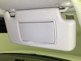 日差しをカットしながら、鏡付きサンバイザーで身だしなみチェックできます。