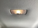 後部座席天井に、照明が付いています。