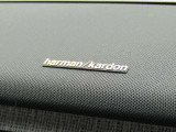 【harman/kardon】5つのスピーカーを内蔵したサウンドバーにより、ドライバーを包み込む音場を実現しました。また、洗練されたミニマルデザインは、キャビンをスタイリッシュに彩ります。