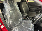 運転席は身体を包み込む形状でホールド感のあるフロントシート!しっかりと支えてくれるので長時間の運転を快適にサポートしてくれますよ!