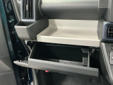 【収納部】パッと手に取りたい小物の置き場に便利。その他、沢山の収納部がございます。