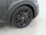 装着タイヤサイズは、225/50R18です。純正アルミホイールを装着しております。