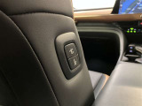 運転席から助手席のシート位置調整が可能です。
