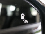 【ブラインドスポットインフォメーション】走行中、斜め後ろに車両が存在すると、その方向のドアミラー上のマークが点灯。さらにその方向にウインカーを操作すると、マークの点滅と警報音で注意を促します。