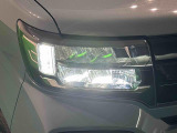 対象物が見やすく白く明るい光で夜間走行をサポートするフルLEDヘッドランプ(クリアランスランプ、マニュアルレベリング機能付き)を装備