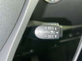 クルーズコントロール機能が付いています。 速度を設定するとアクセルを踏まなくても一定の速度で走ることができます。  高速道路ではとても便利な装置なんです。