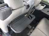 ◆シートバックテーブル◆フロントシートの背面に後席用のテーブルが装備。小物が置けてカップホルダーもあります!ドライブ中や休憩時に便利なテーブルです。