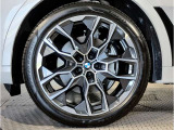【BMWアロイホイル】軽量かつ強度に拘ったアロイホイル。走行性能ポテンシャルを引き出す設計。車の足元を引き締めてくれる大きなポイントはアロイホイルです。