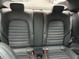 メルセデスのシートは少し硬めになっております。長時間の運転の際、適度な反発があることでお尻や腰の負担を減らす効果が御座います。