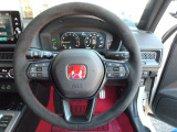レーシンググローブ使用時にも優れたグリップ感を発揮するアルカンターラRを採用したTYPE R専用ステアリングホイール。赤ステッチを施し、中央には真紅のエンブレムが輝きます