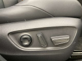運転する時はドライビングポジションが気になりますよね。パワーシートで座席位置の微調整もしっかりできます。高級感がある装備としても人気があります。