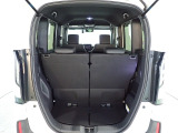 リアシートの後ろにはラゲッジスペースが確保されています。開口部も大きく床も低いので積み降ろしが楽です。