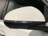ウィンカー内蔵ドアミラーを開発したのは『メルセデス・ベンツ』です。他車からの視認性が高まり、事故の可能性を低減させています。更に、点灯部分はドライバーの視界に入らないように設計されています。
