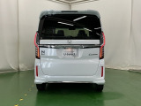 後席の窓には外から車内が見えにくくなるプライバシーガラスを採用。周りを気にせずリラックスして過ごせます