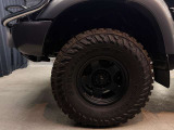 大柄な車体にふさわしいタイヤが、全体のバランスを整え堂々とした印象を与えている