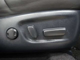 運転席はパワーシートなのでお好みのドライビングポジションに調整可能です♪