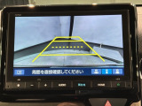 リバースギアに入れるだけで後方の表示へ切り替わります。夜間や雨の日の駐車も楽になりますよ。
