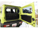 バックドアが横開きで開口部が大きく、荷物の積み下ろしもスムーズなラゲージスペースです。