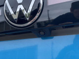 リアのバックカメラはリアゲートのVWエンブレムの下に配備されています。