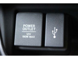 12V電源ソケットから、携帯の充電なども可能。USBジャックで車内の音楽再生も楽しめます♪