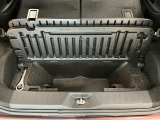 【ラゲージアンダーボックス】転がりやすい小さなお荷物などはこちらのボックスがお役立ち。スペースを有効活用しスッキリした車内空間に!