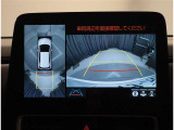 バックモニター付き。駐車の際のサポートとなり、必須アイテムのひとつですよね。それでも、バックする際は必ずご自身の目で確認をしてください。パノラミックビューで上から見下ろした視点でも確認できます!