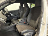 長時間の運転でも疲れにくく、オーナー様の事だけを考えて作成したBMWならではのとっておきのシートです。