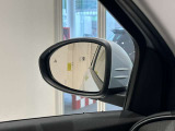 後方からの死角に入った車は、サイドミラーの▲マークが光と音でドライバーに注意を促します。