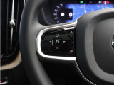 前方車を自動追従するアダプティブクルーズコントロールに加え、ステアリング操舵も行う進化型クルーズ『パイロットアシスト』を搭載。車体を車線内へと適正に維持しつつ先行車を忠実に追従します。