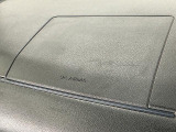 【助手席エアバッグ】SRSエアバッグとはシートベルトの働きを補助して衝突した時に乗員の衝撃を軽減するシートベルト併用式エアバッグ。前面衝突時に瞬時に膨らみ、頭部と胸部の衝撃を軽減します。